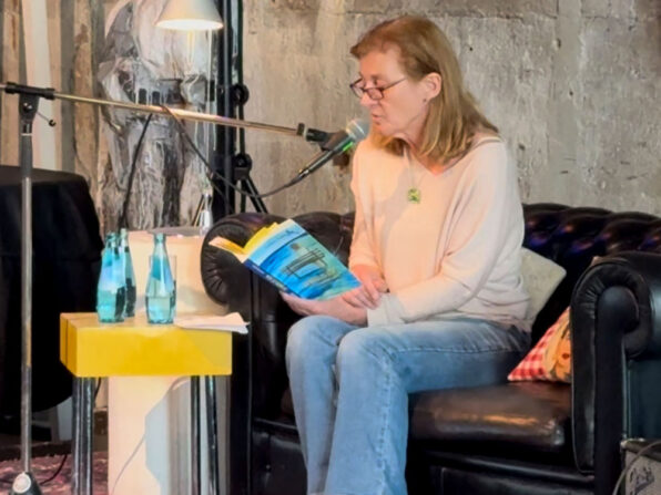 Gudrun Ranftl, Autorin von "So muss es sein ... und nicht anders" liest aus dem Roman vor